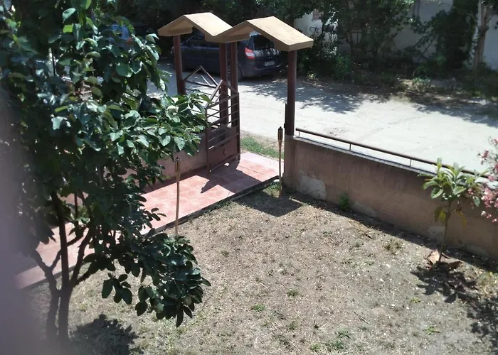 Garden Maisonnette 2-Bedrooms Sleeps 6 Adults 200M From Sandy Beach
