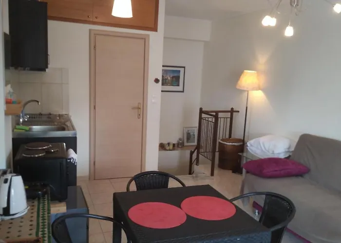 Garden Maisonnette 2-Bedrooms Sleeps 6 Adults 200M From Sandy Beach