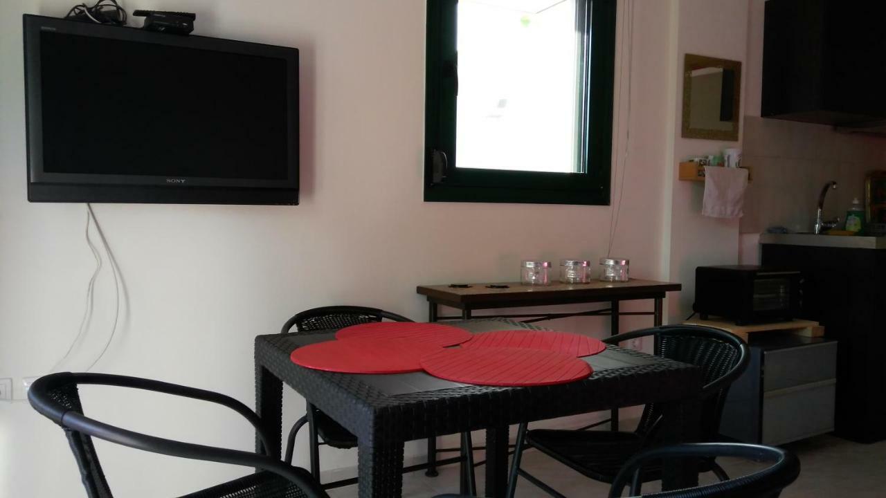 Garden Maisonnette 2-bedrooms Sleeps 6 Adults 200m From Sandy Apartmán Asproválta